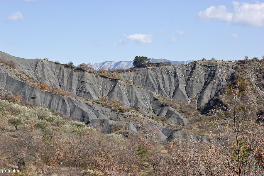 marnes-houlettes -002.jpg - Marnes des Eygatières. Au loin, les crêtes de Vaumuse
